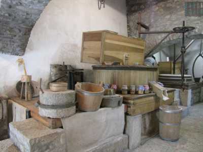 Entriamo proprio in quest'ultimo, reduce da un recente restauro che ne ha lasciato intatto l'aspetto originale. Gli attrezzi sono quelli autentici di qualche secolo fa...